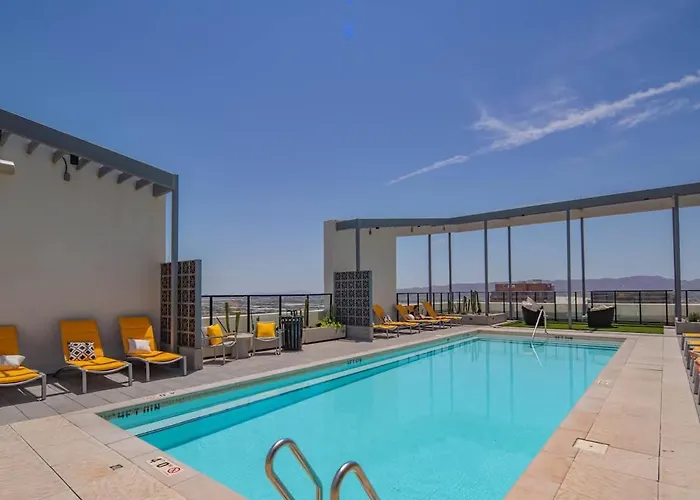 Apartment Detailed 2bd, Highrise Dt, Pool, Gym, Parking, Sleeps 5 Phoenix