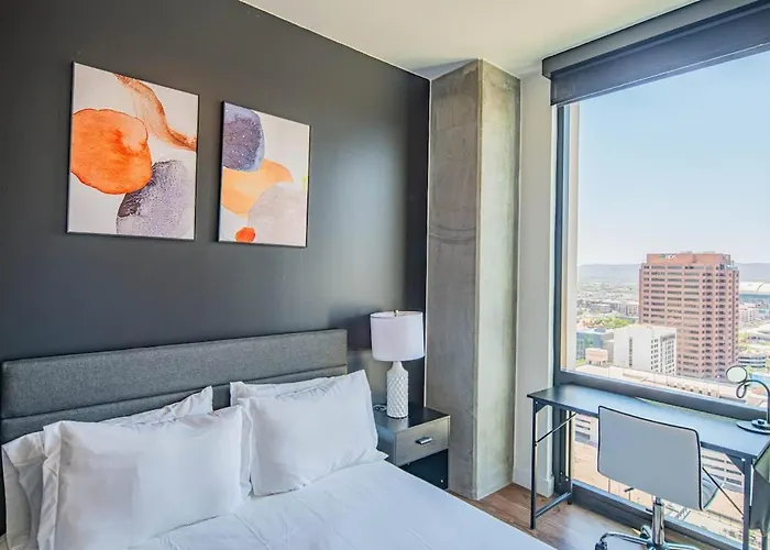 Detailed 2bd, Highrise Dt, Pool, Gym, Parking, Sleeps 5 Apartment