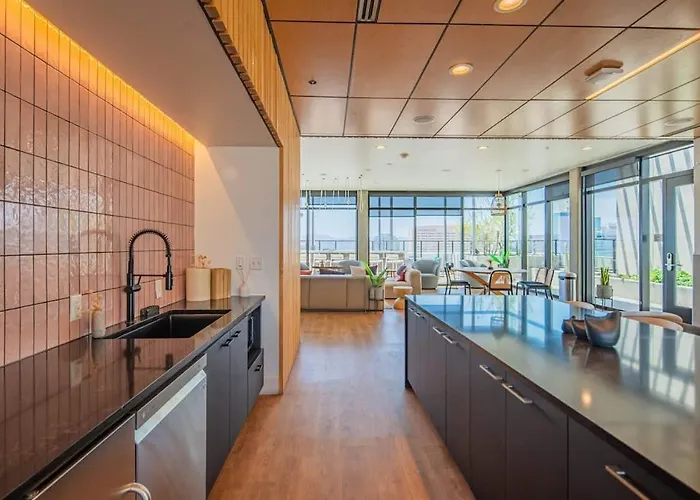 Detailed 2bd, Highrise Dt, Pool, Gym, Parking, Sleeps 5 Apartment Phoenix