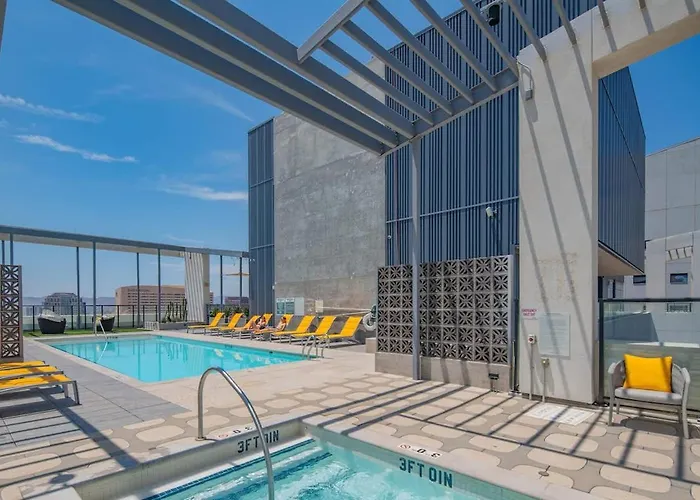Apartment Detailed 2bd, Highrise Dt, Pool, Gym, Parking, Sleeps 5 Phoenix