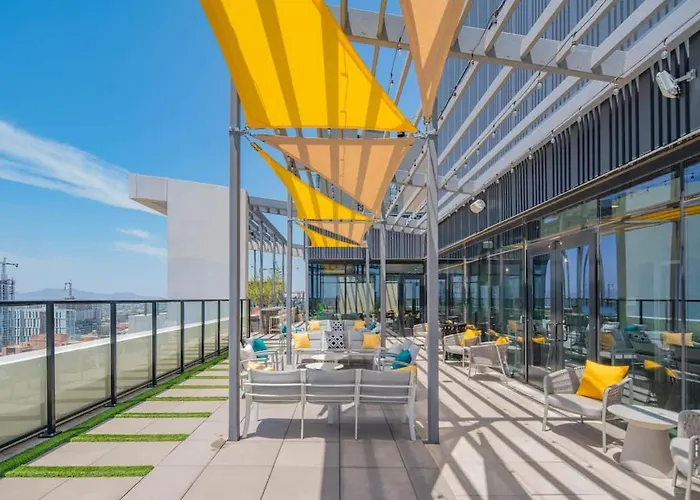 Detailed 2bd, Highrise Dt, Pool, Gym, Parking, Sleeps 5 *