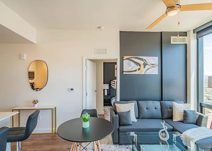 Detailed 2bd, Highrise Dt, Pool, Gym, Parking, Sleeps 5