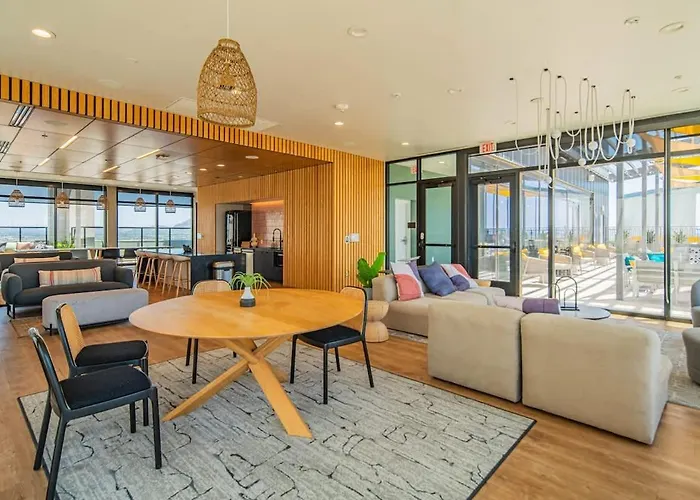 Detailed 2bd, Highrise Dt, Pool, Gym, Parking, Sleeps 5 Apartment