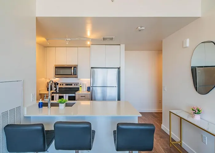 Apartment Detailed 2bd, Highrise Dt, Pool, Gym, Parking, Sleeps 5