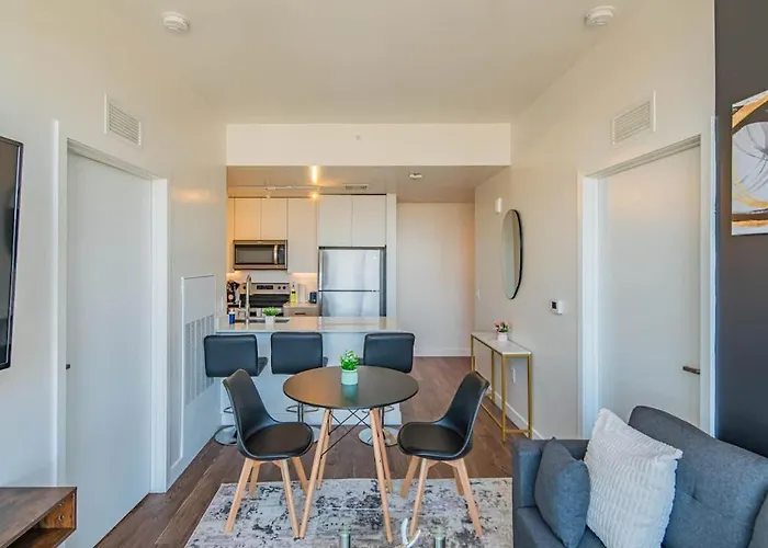 Apartment Detailed 2bd, Highrise Dt, Pool, Gym, Parking, Sleeps 5 *