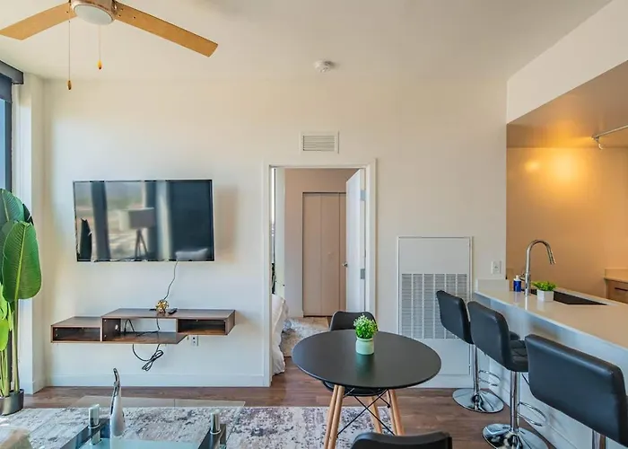 Detailed 2bd, Highrise Dt, Pool, Gym, Parking, Sleeps 5 Apartment