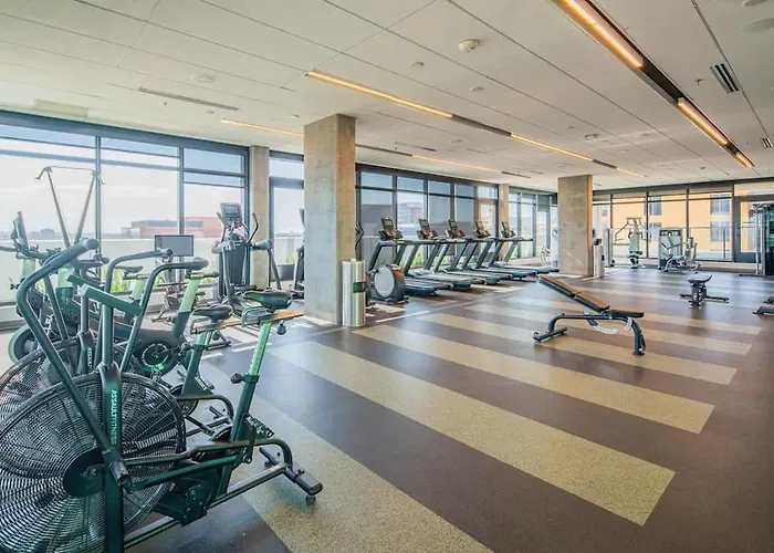 Apartment Detailed 2bd, Highrise Dt, Pool, Gym, Parking, Sleeps 5 *