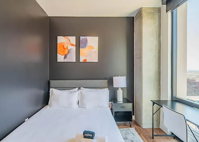 Detailed 2bd, Highrise Dt, Pool, Gym, Parking, Sleeps 5 Apartment Phoenix