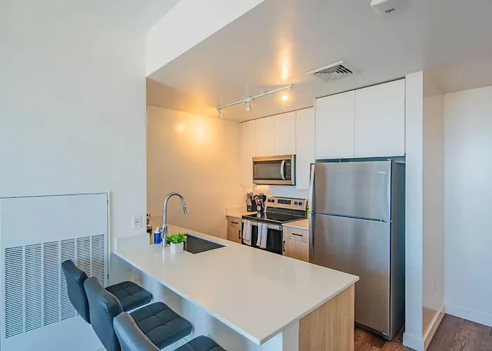 Detailed 2bd, Highrise Dt, Pool, Gym, Parking, Sleeps 5 Phoenix