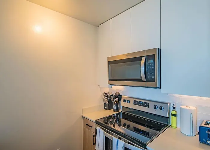 Detailed 2bd, Highrise Dt, Pool, Gym, Parking, Sleeps 5 Apartment *