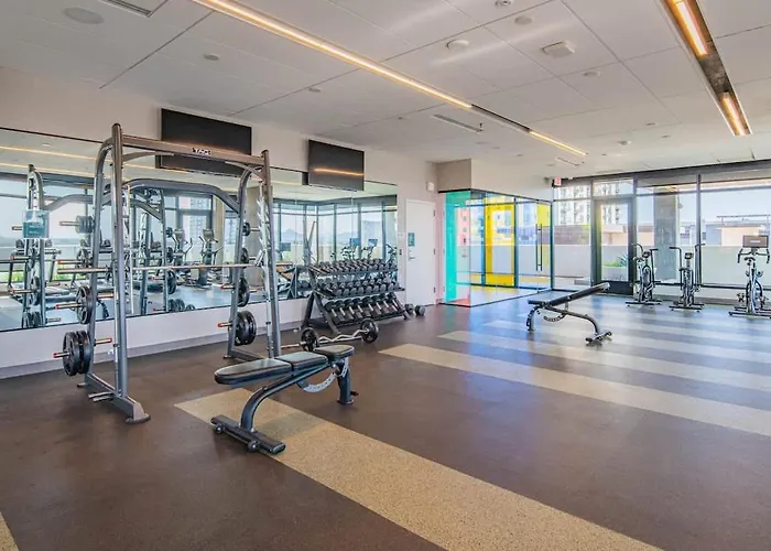 Detailed 2bd, Highrise Dt, Pool, Gym, Parking, Sleeps 5 Apartment
