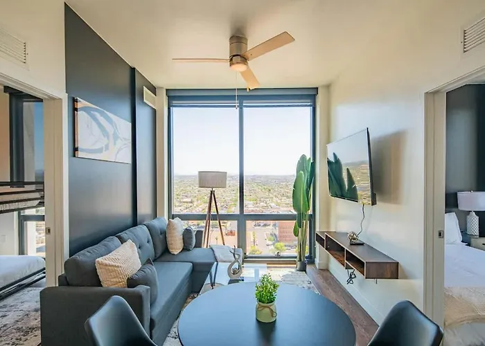 Apartment Detailed 2bd, Highrise Dt, Pool, Gym, Parking, Sleeps 5 *